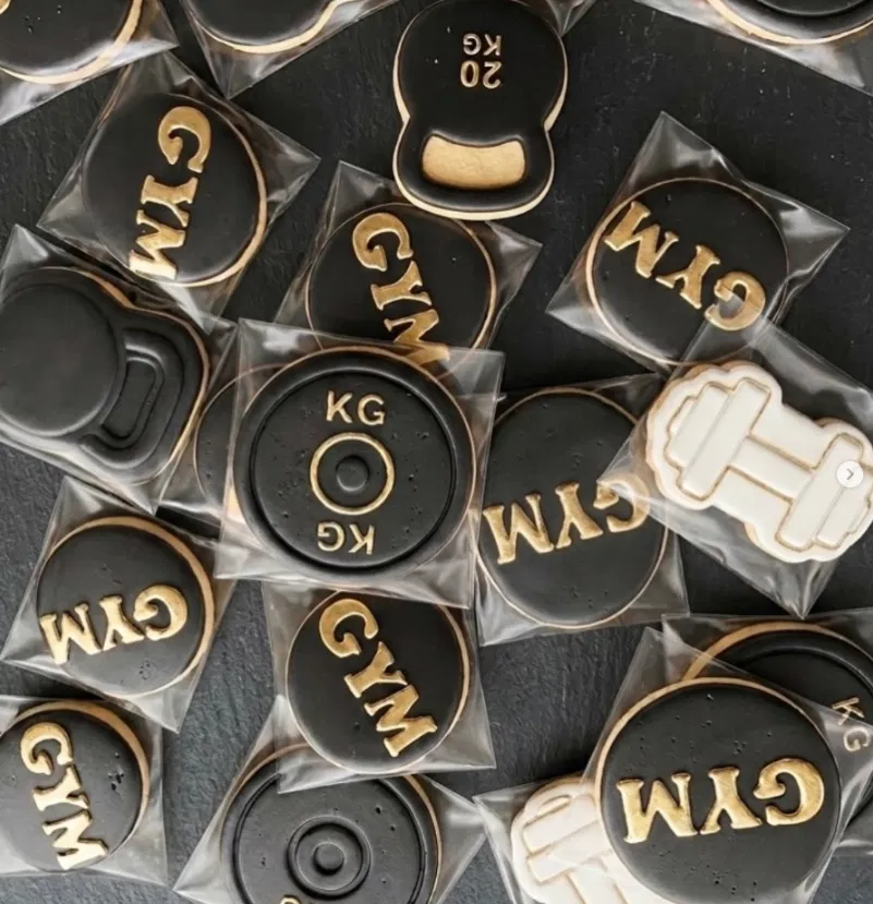 Biscuits noirs et dorés sur le thème du fitness
