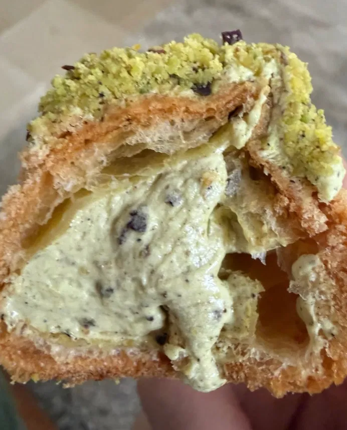 Chou croustillant généreusement garni de crème pistache