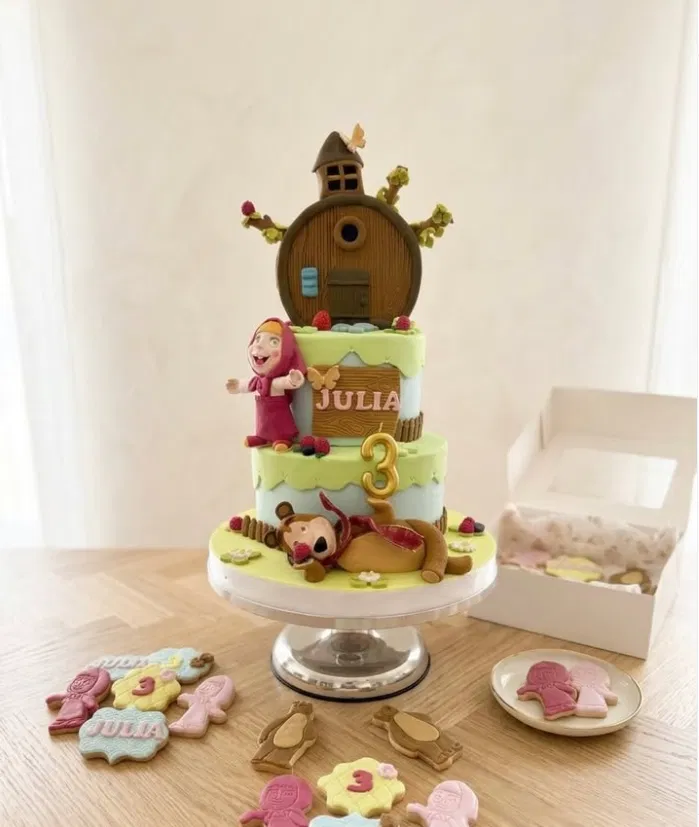 Gâteau d'anniversaire enfant à plusieurs étages